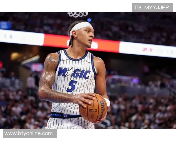 乌布雷与班凯罗体重差异明显却在场上展现顽强对抗精神